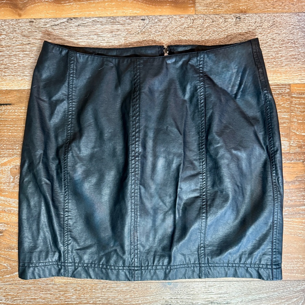 Free People Modern Femme Faux Leather Black Mini Skirt - Size 8 - Picture 3 of 7